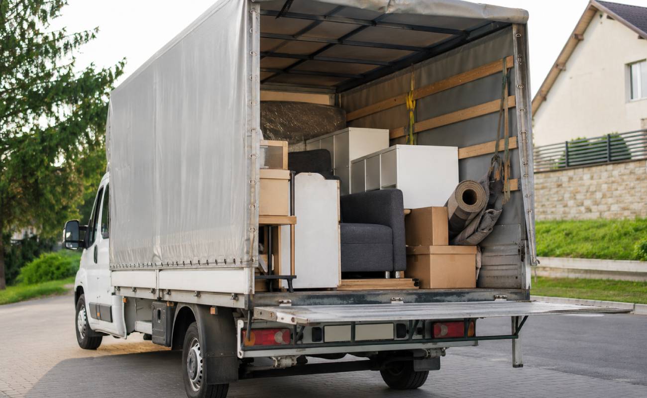 Camion transport marfă pe ruta Germania - România cu mobilă, electrocasnice și colete - autostradă către graniță
